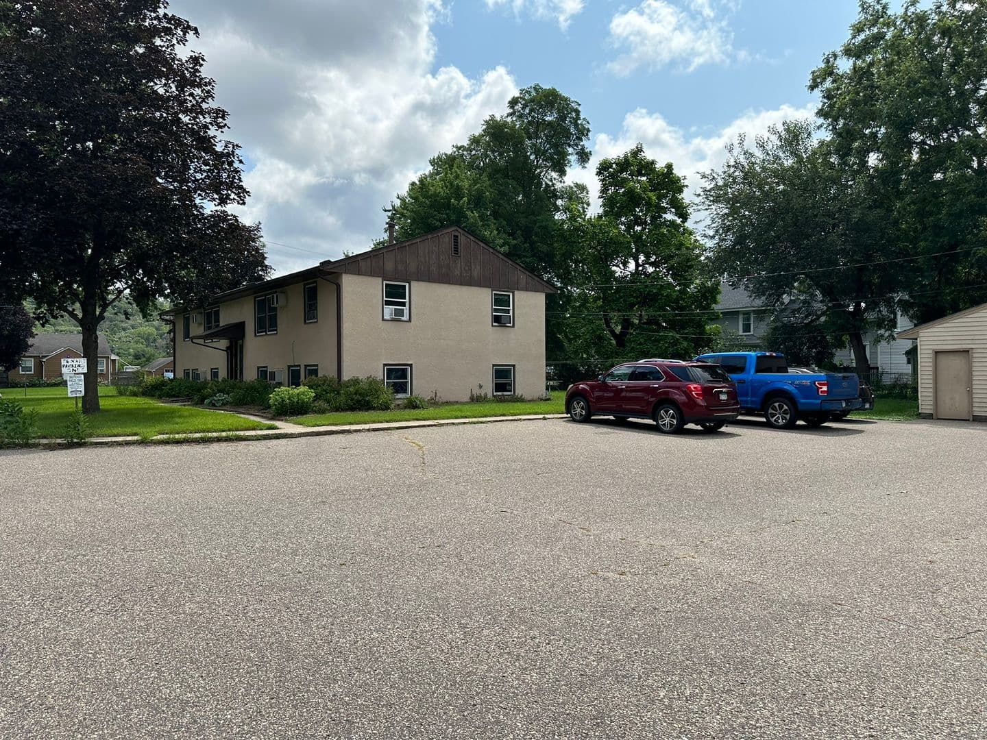 Newport Apartment: 670 4th St