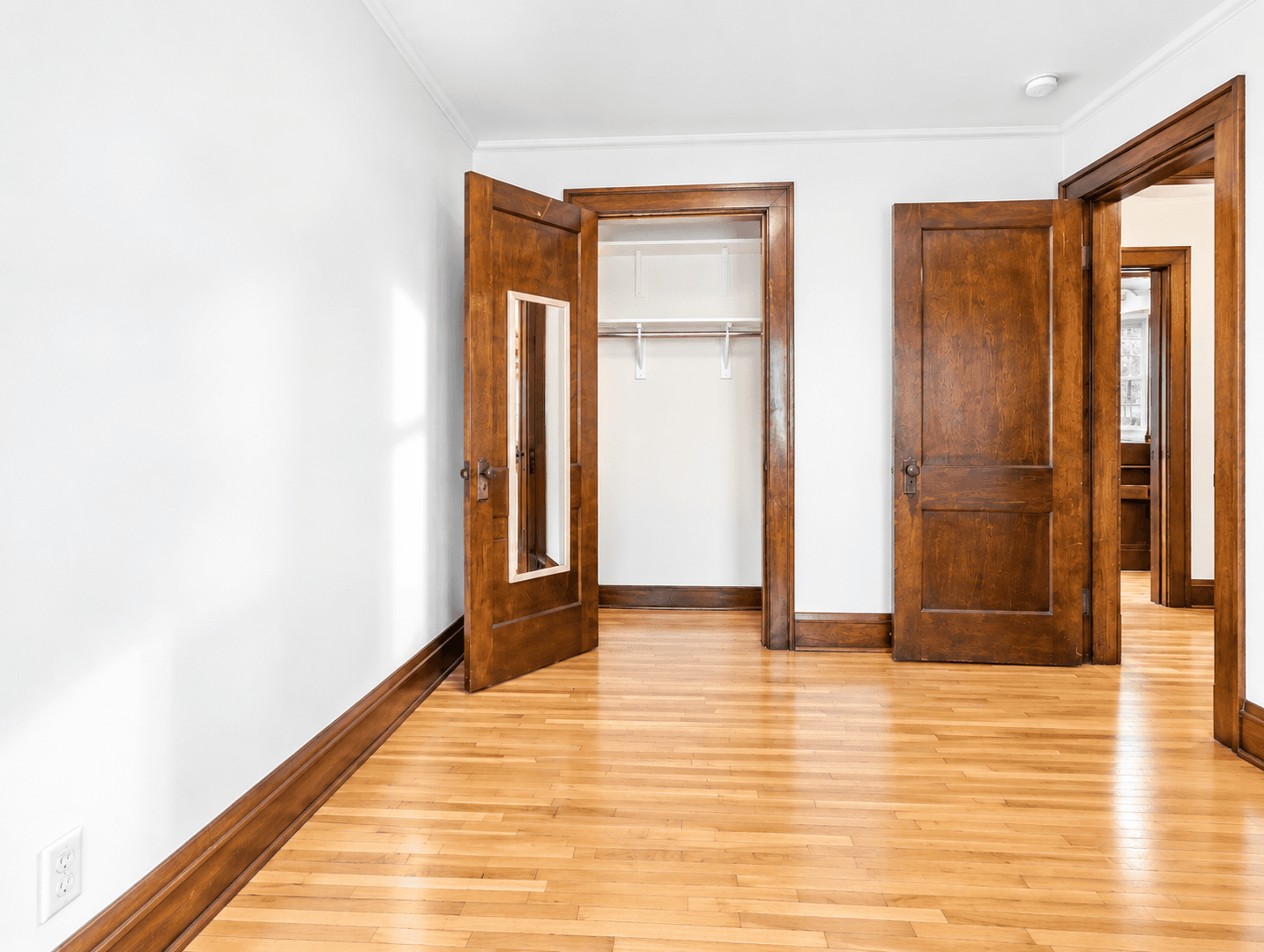 Saint Paul Apartment: 1091 Goodrich Ave