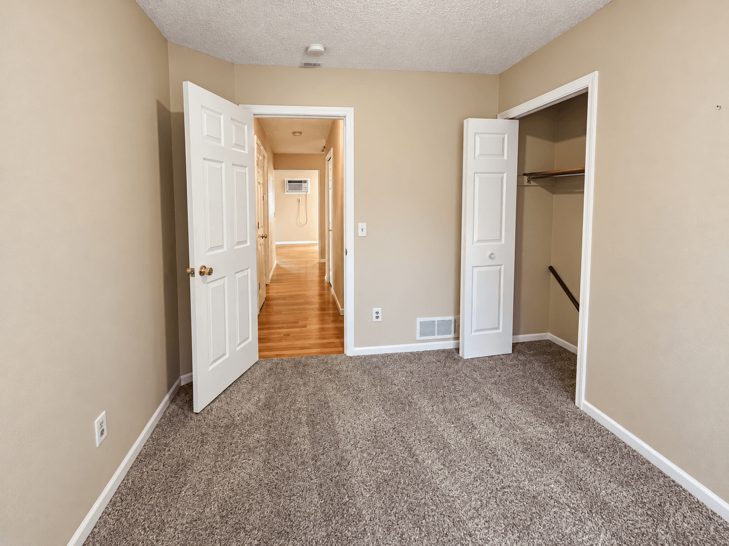Eagan Apartment: 942 Wescott Trail