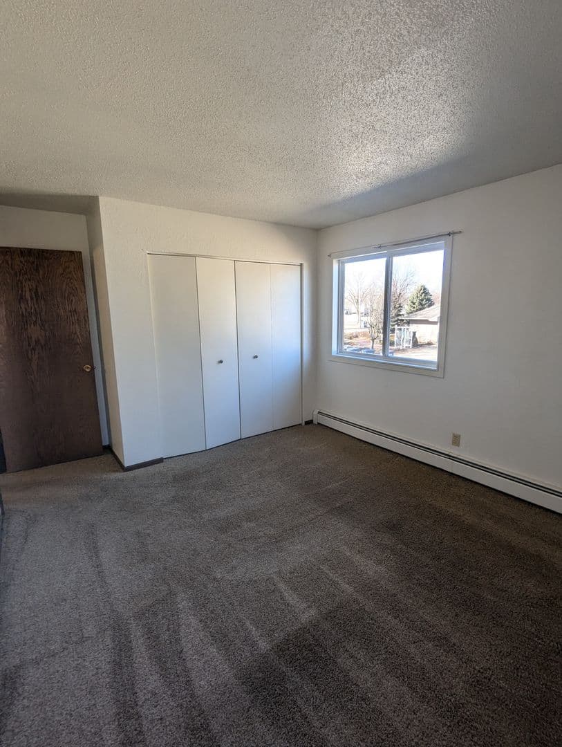 Luverne Apartment: 415 E Luverne St