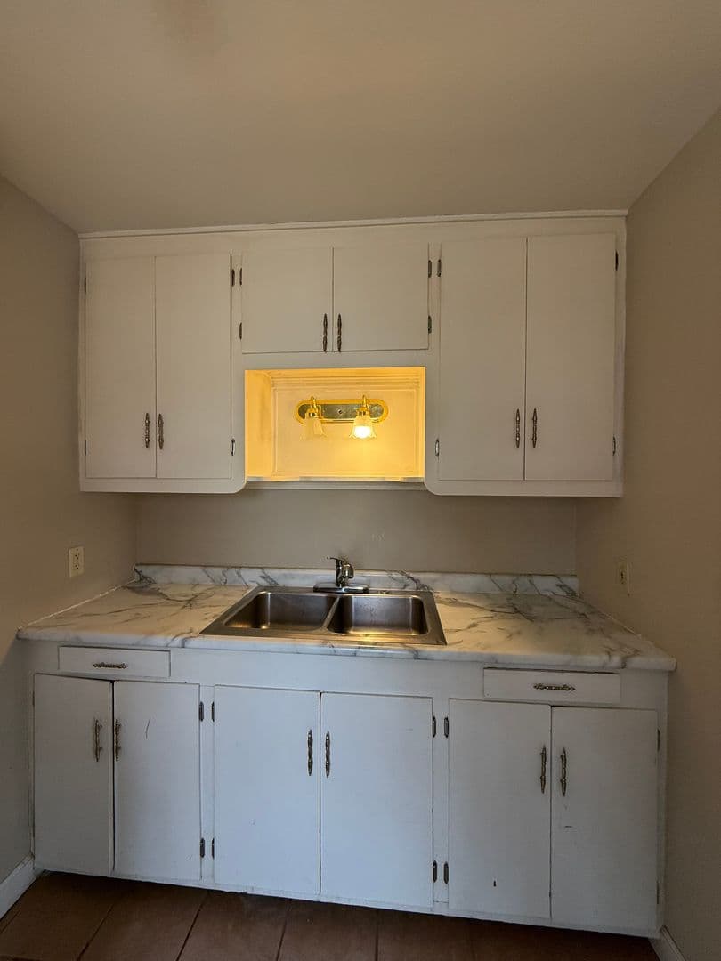 Saint Paul Apartment: 562 Edmund Ave W
