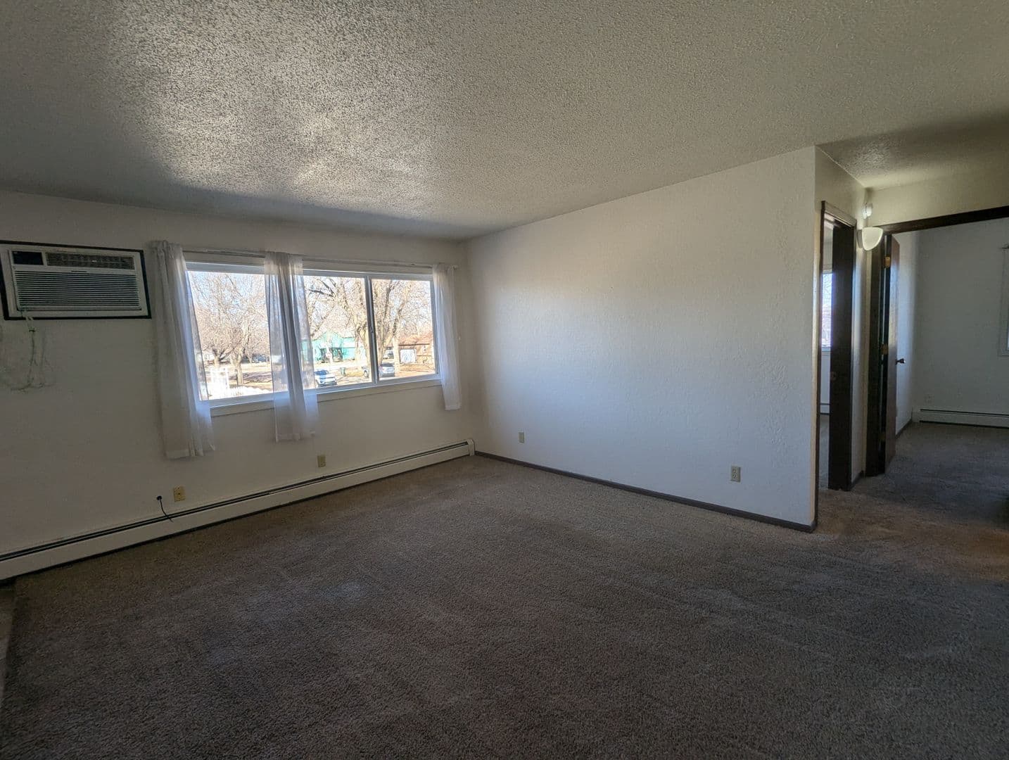 Luverne Apartment: 415 E Luverne St