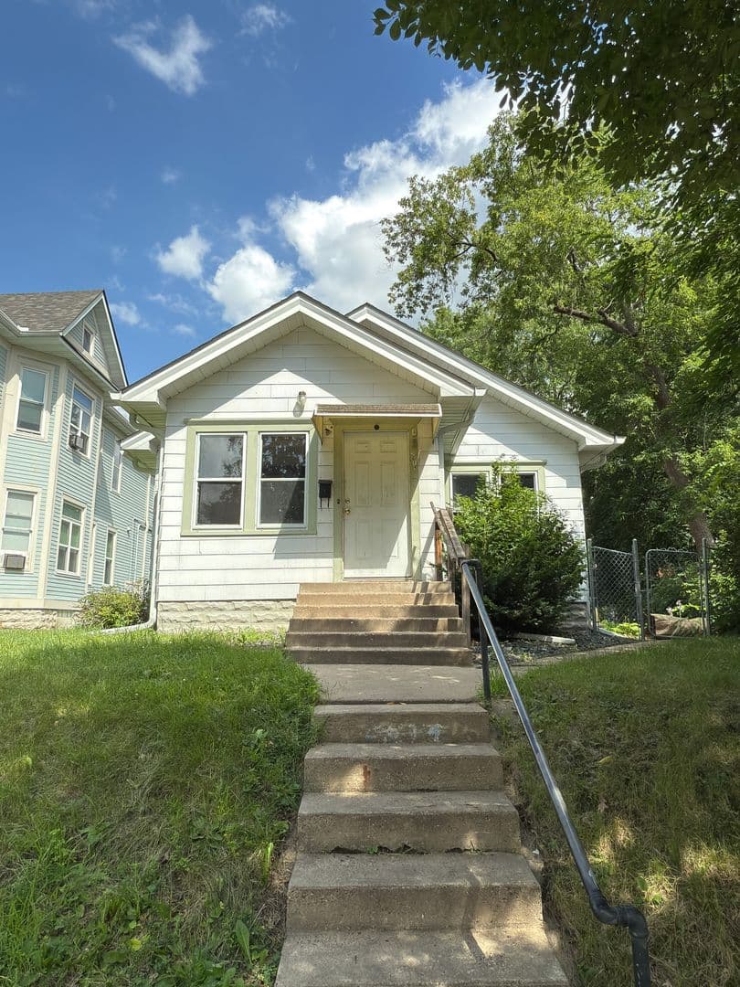 Minneapolis House: 2614 Dupont Avenue North