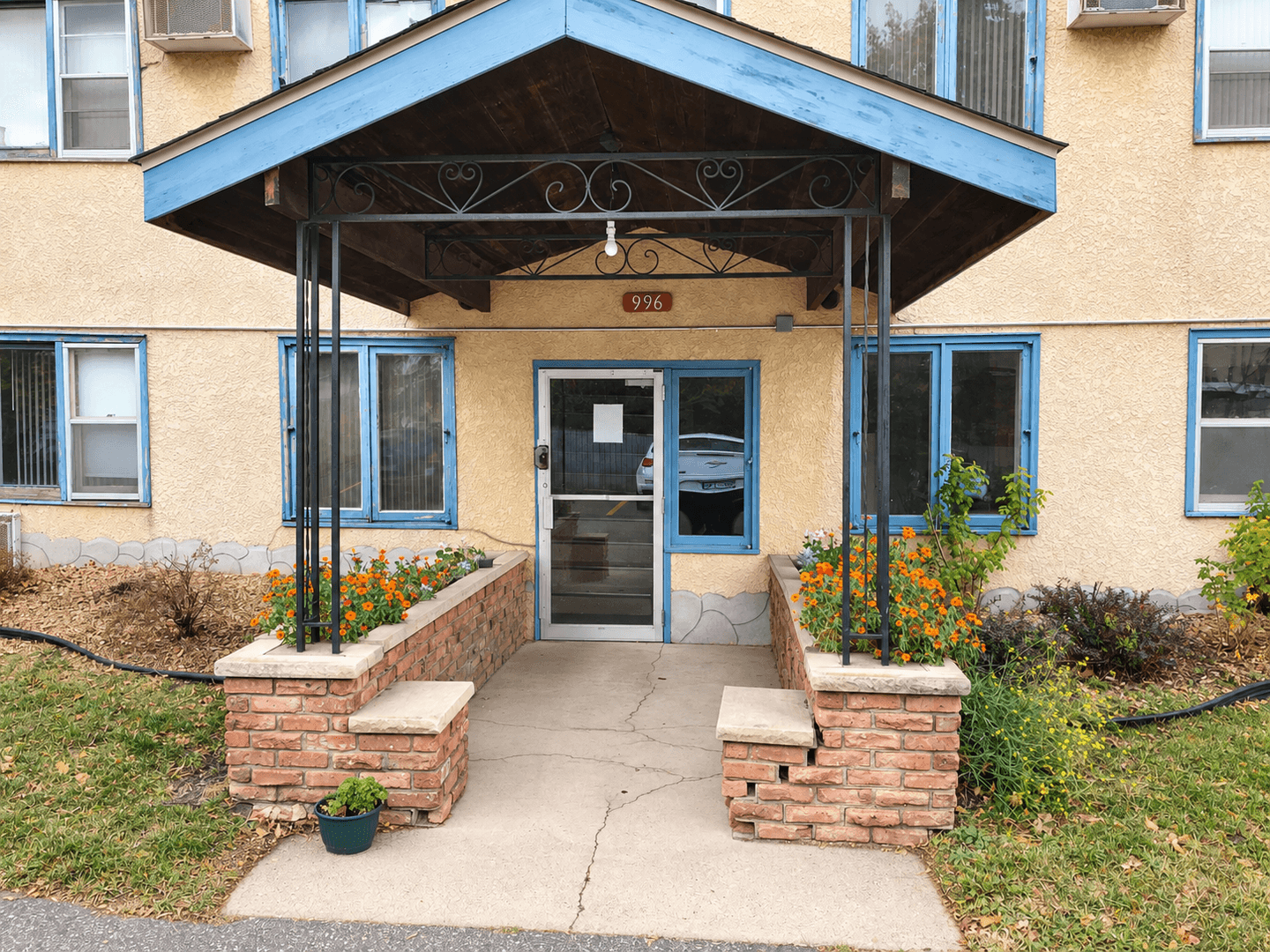 Saint Paul Apartment: 996 Van Buren Ave