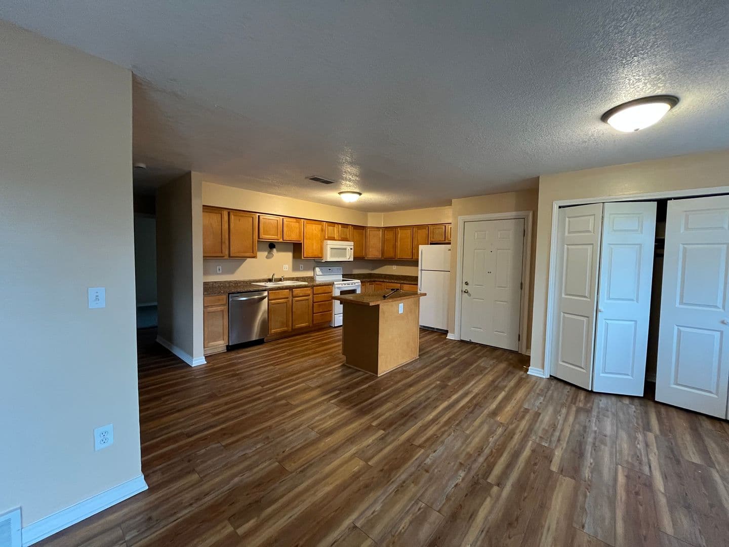 Eagan Apartment: 896 Wescott Square