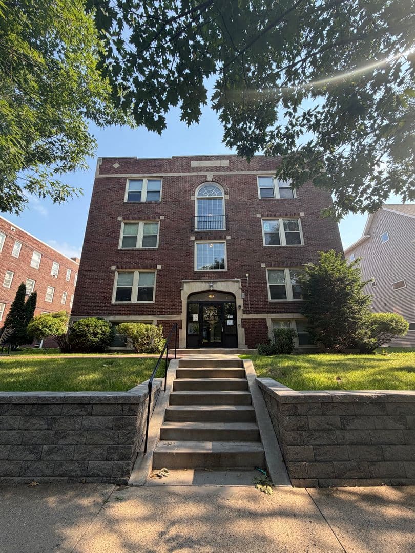 Saint Paul Apartment: 1962 Grand Ave