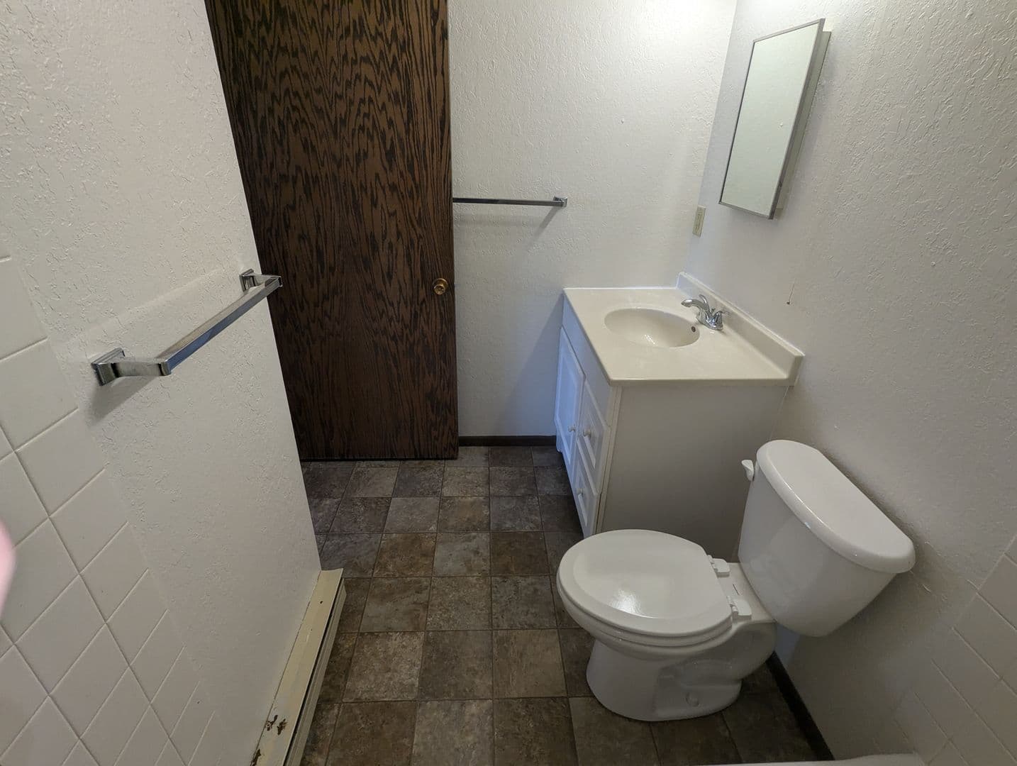 Luverne Apartment: 415 E Luverne St