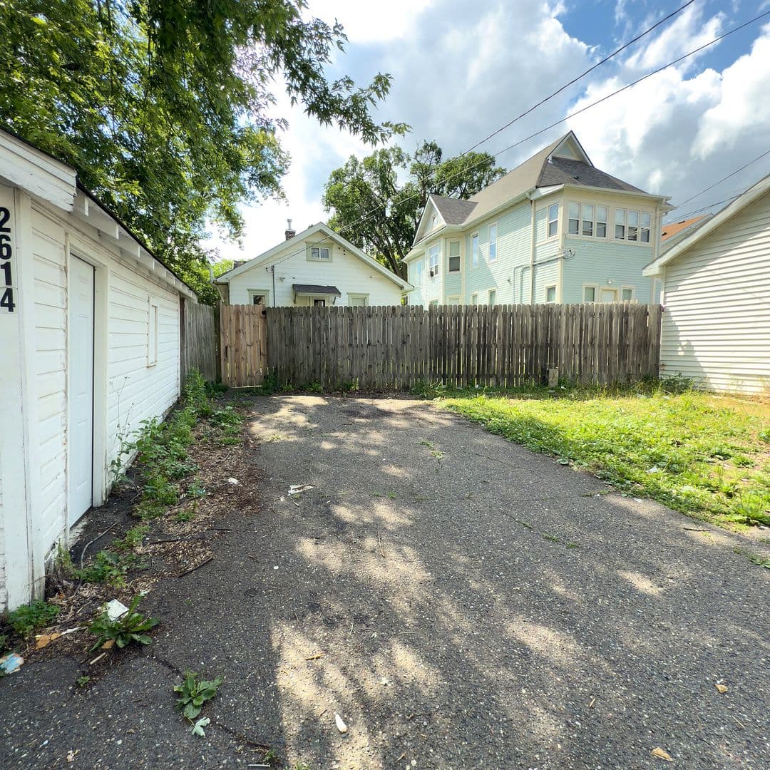 Minneapolis House: 2614 Dupont Avenue North