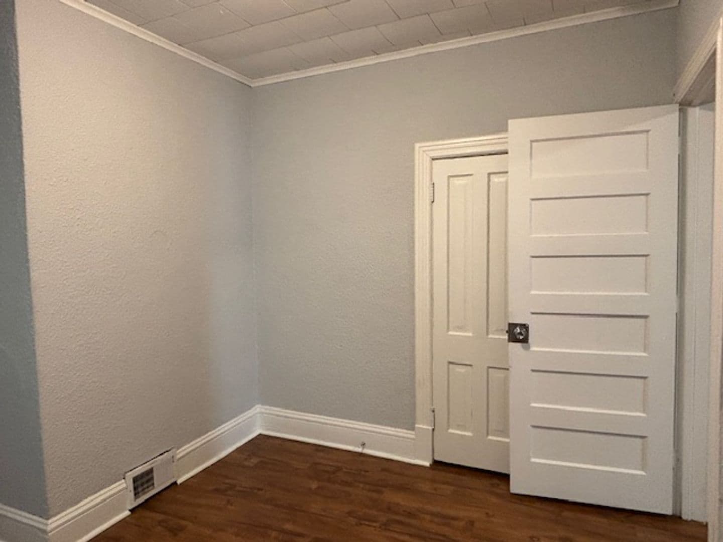 Saint Paul Apartment: 580 Thomas Ave W