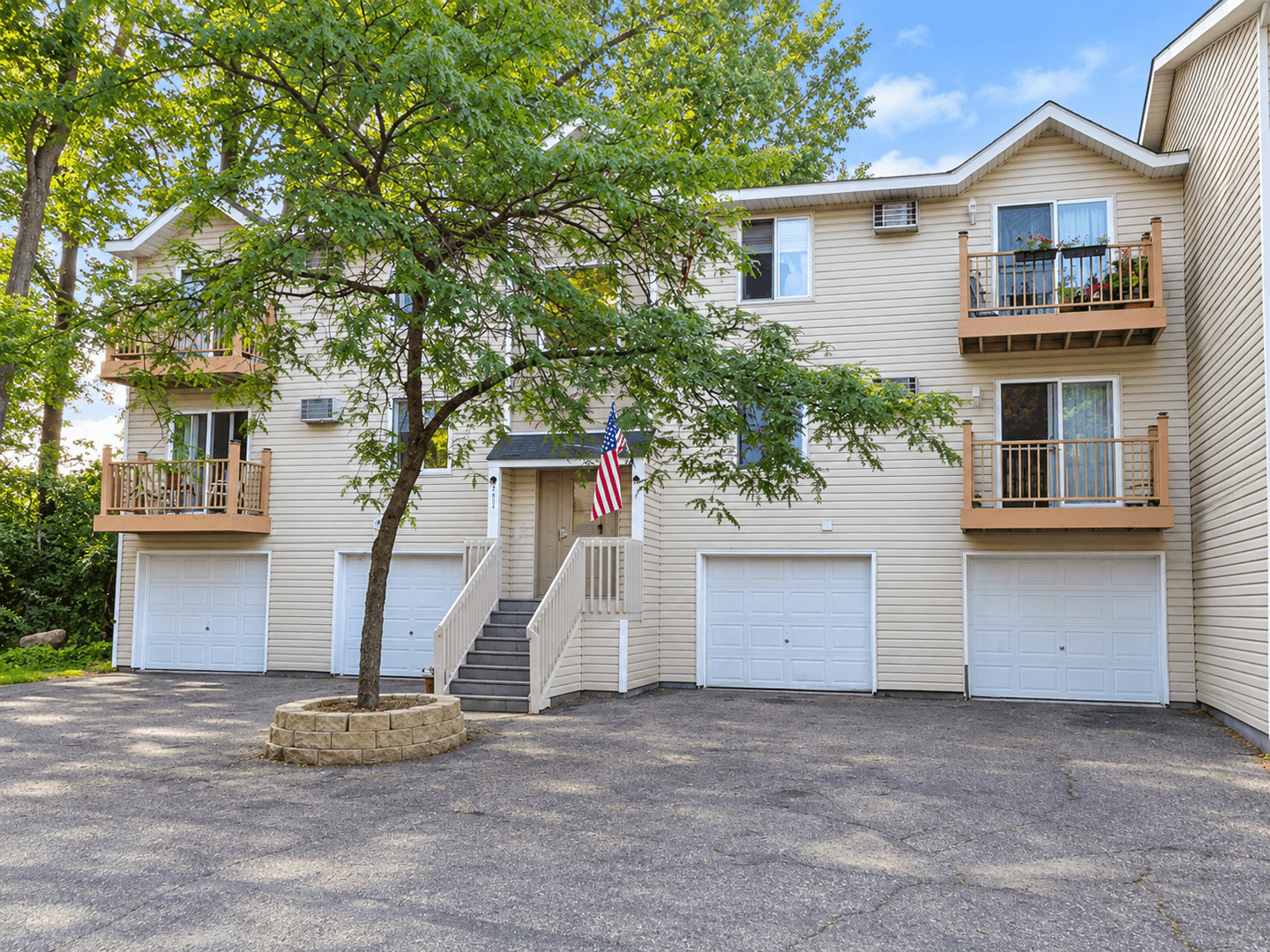 Eagan Apartment: 942 Wescott Trail