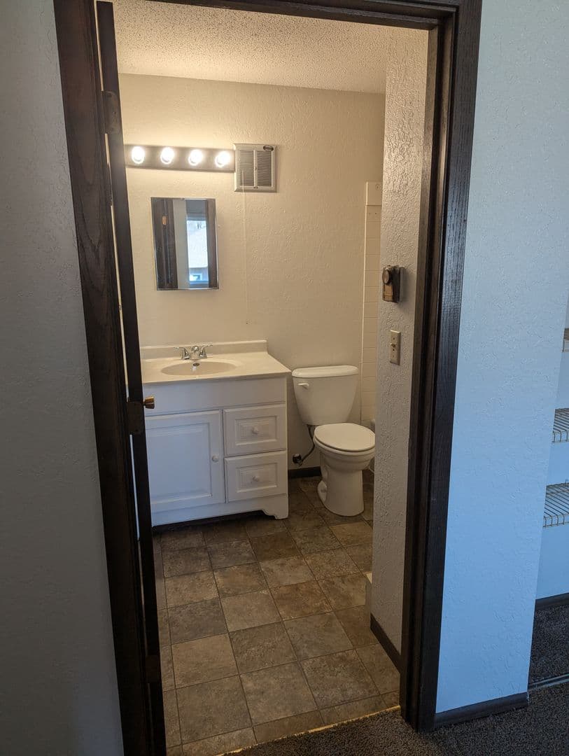 Luverne Apartment: 415 E Luverne St