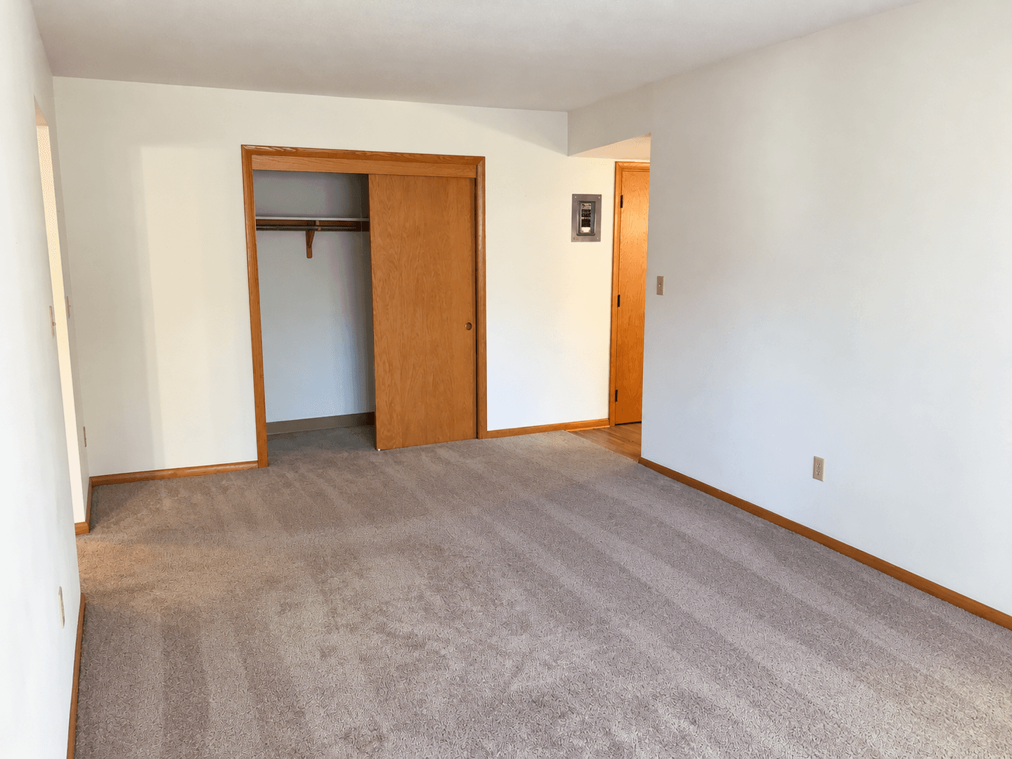 Saint Paul Apartment: 996 Van Buren Ave