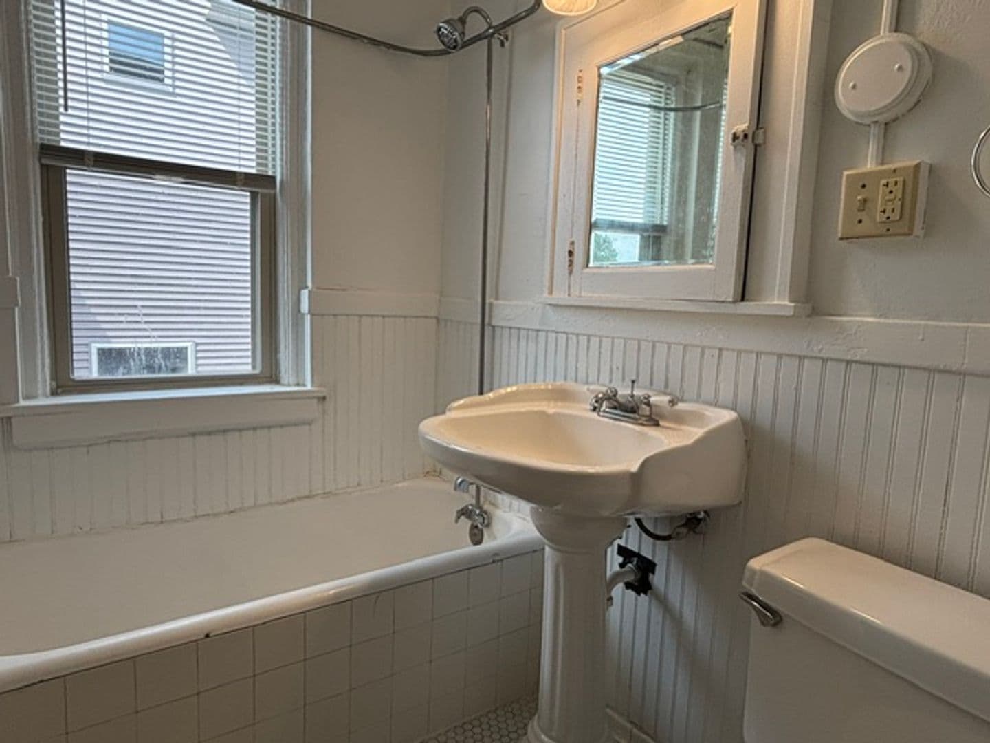 Saint Paul Apartment: 1962 Grand Ave