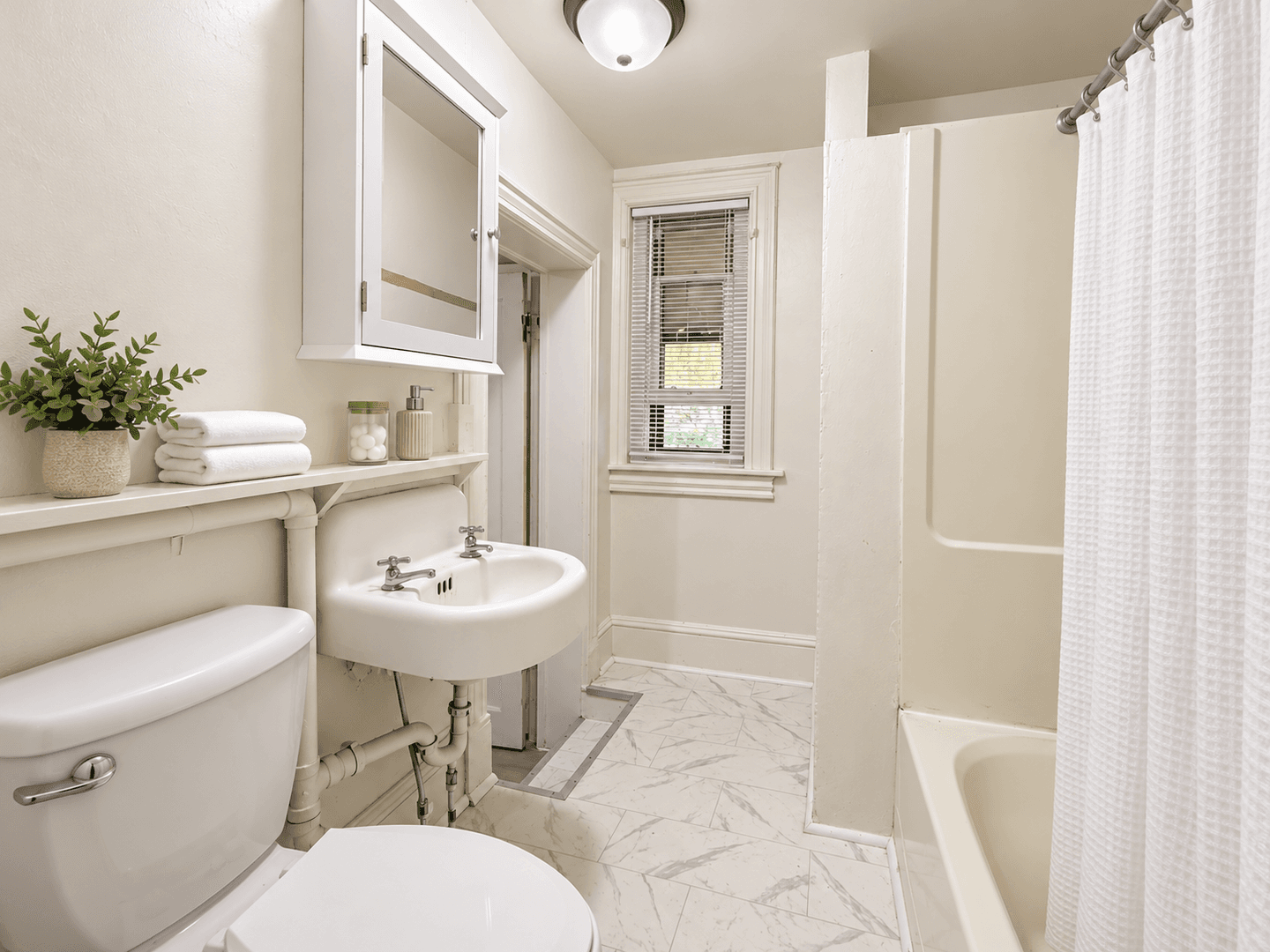 Saint Paul Apartment: 868-870 Westminster St