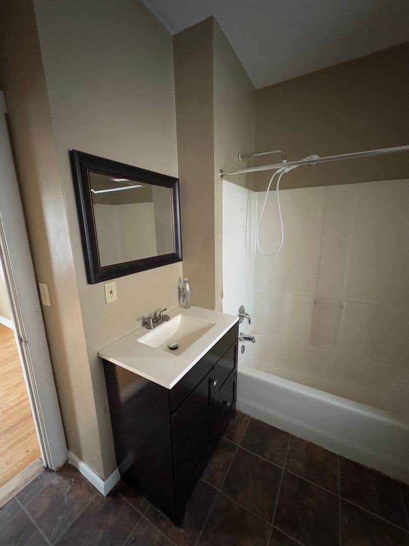 Saint Paul Apartment: 914 Lawson Ave E
