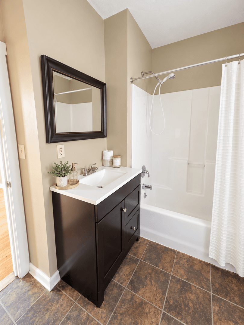 Saint Paul Apartment: 914 Lawson Ave E