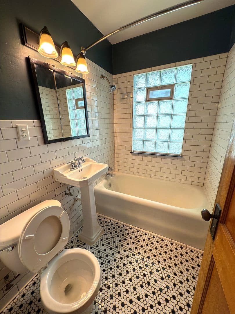 Minneapolis House: 2614 Dupont Avenue North