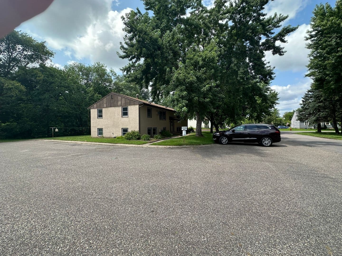 Newport Apartment: 650 4th St