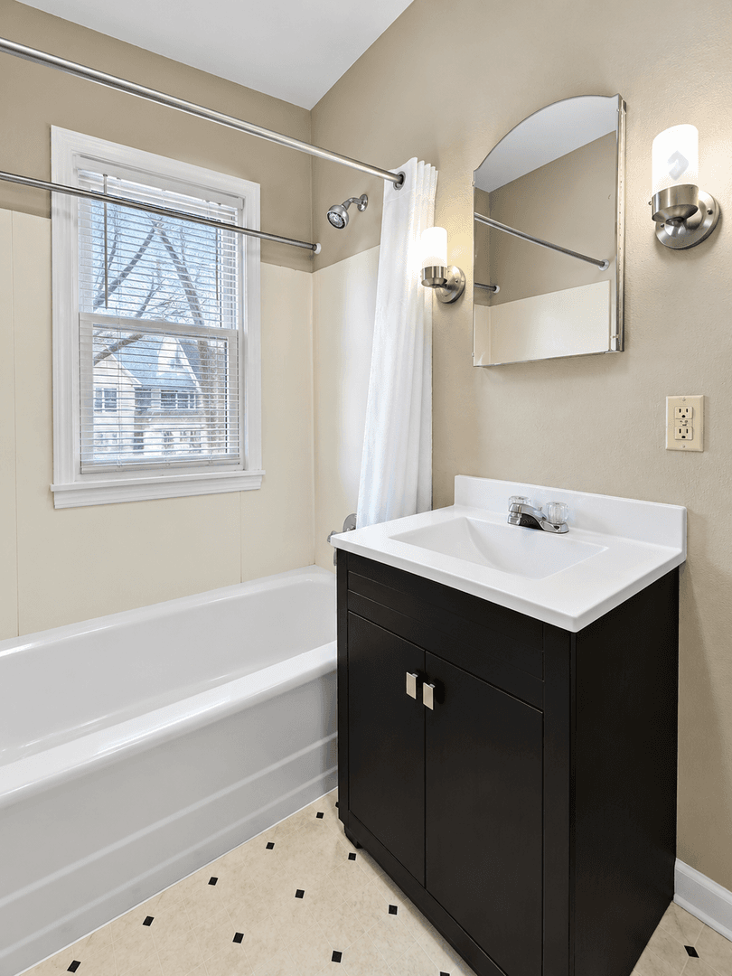 Saint Paul Apartment: 468 Herschel St.