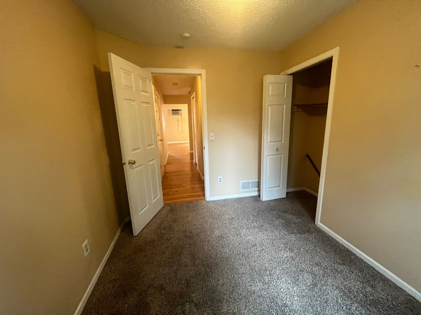 Eagan Apartment: 942 Wescott Trail