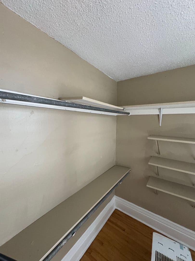 Saint Paul Apartment: 914 Lawson Ave E