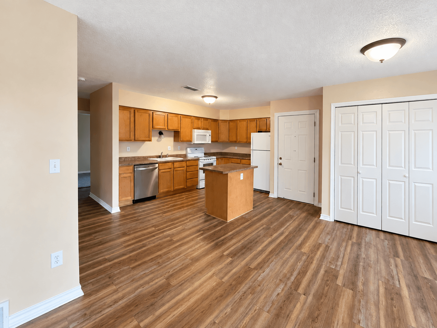 Eagan Apartment: 896 Wescott Square