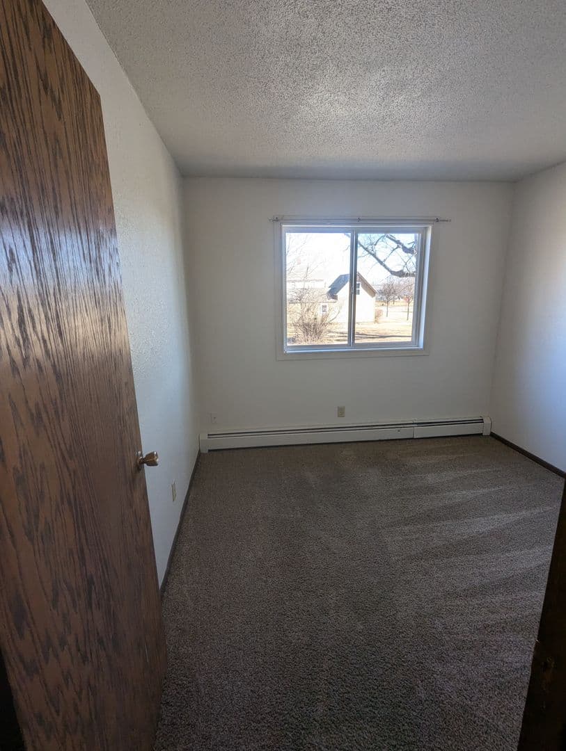 Luverne Apartment: 415 E Luverne St