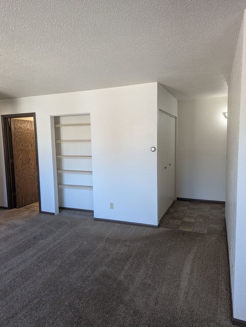 Luverne Apartment: 415 E Luverne St