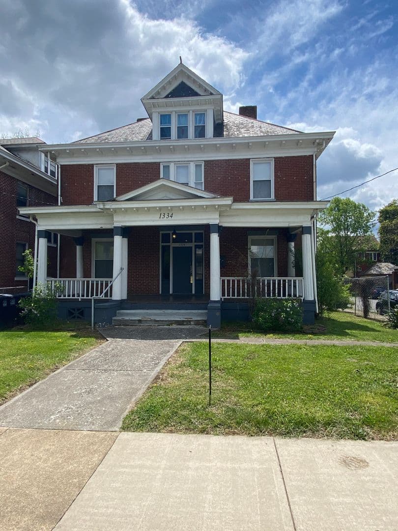 Roanoke Apartment: 1334 Chapman Avenue SW