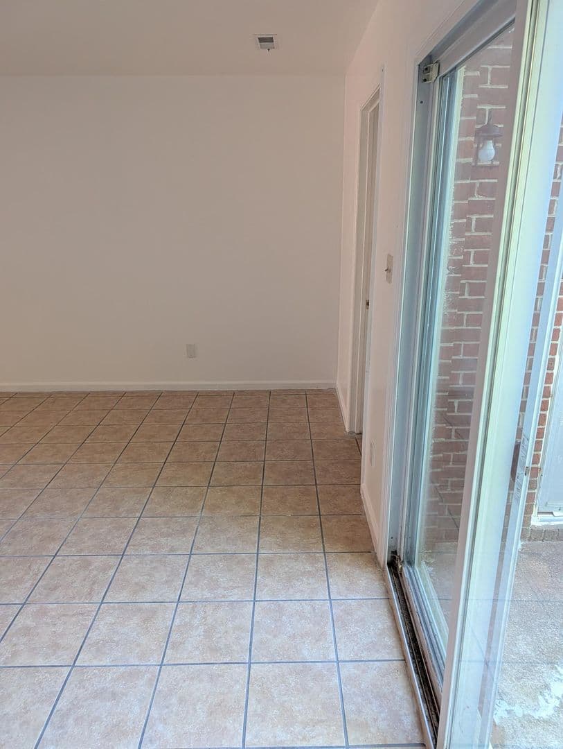 Newport News Townhome: 321 Advocate Court, Unit B