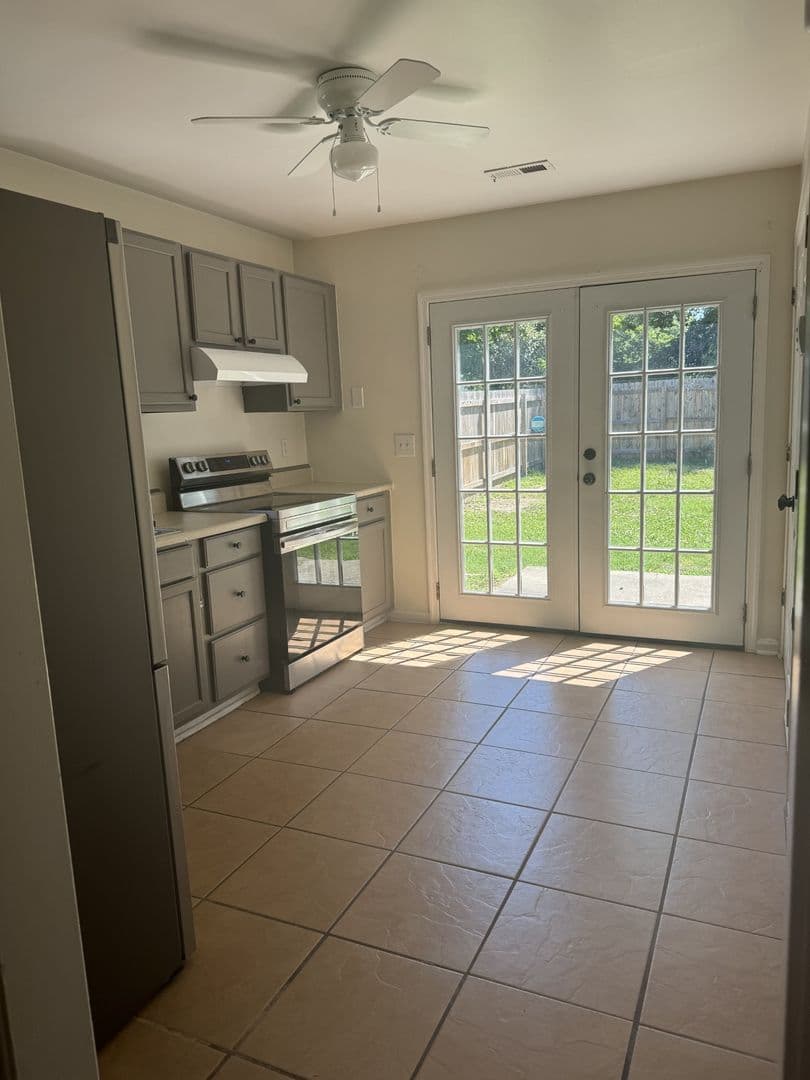 Williamsburg House: 1505 Ernestine Avenue