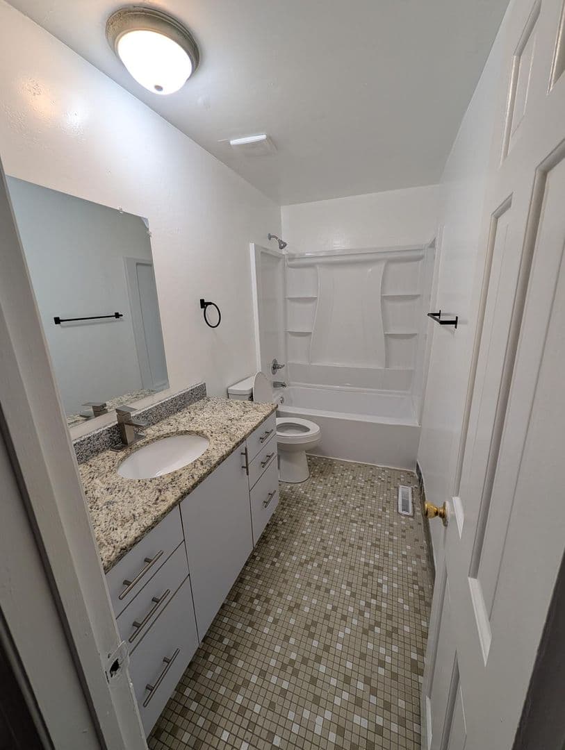 Newport News Townhome: 321 Advocate Court, Unit B