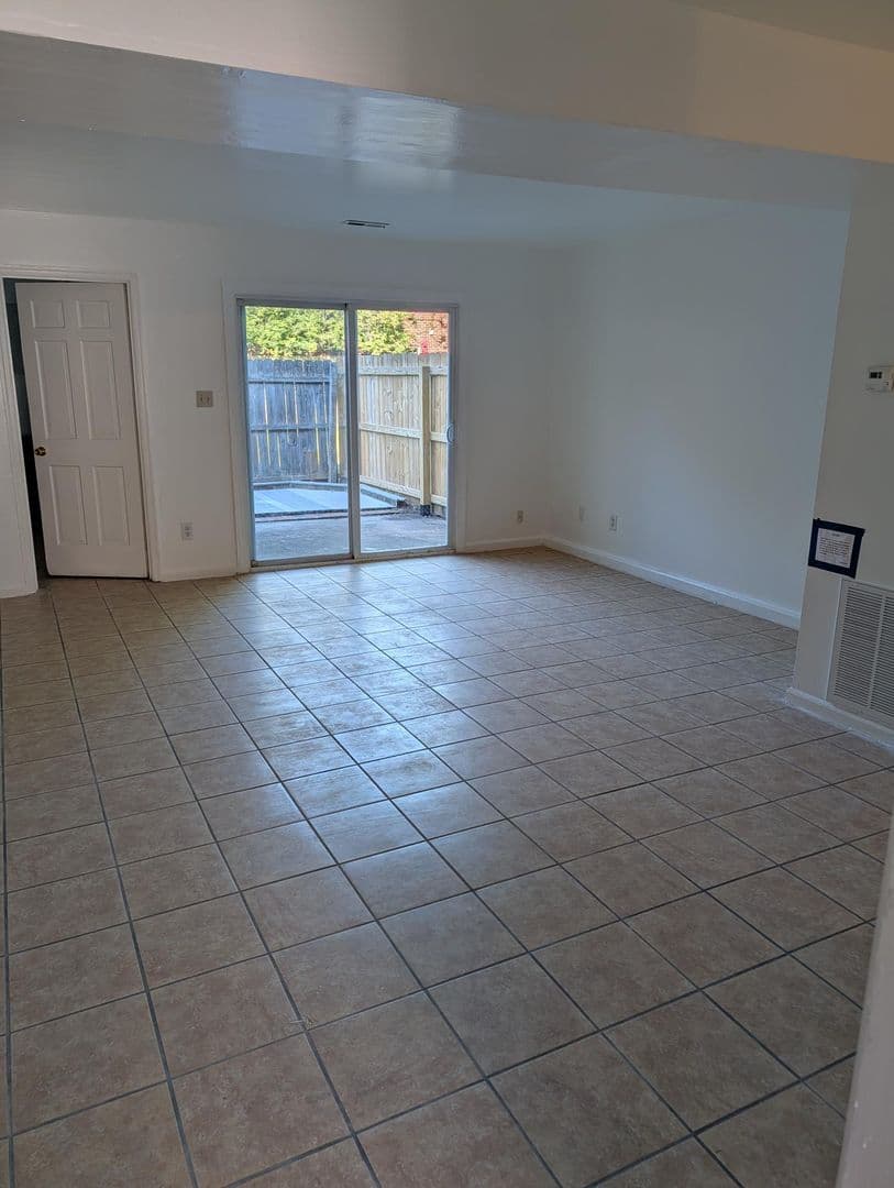 Newport News Townhome: 321 Advocate Court, Unit B
