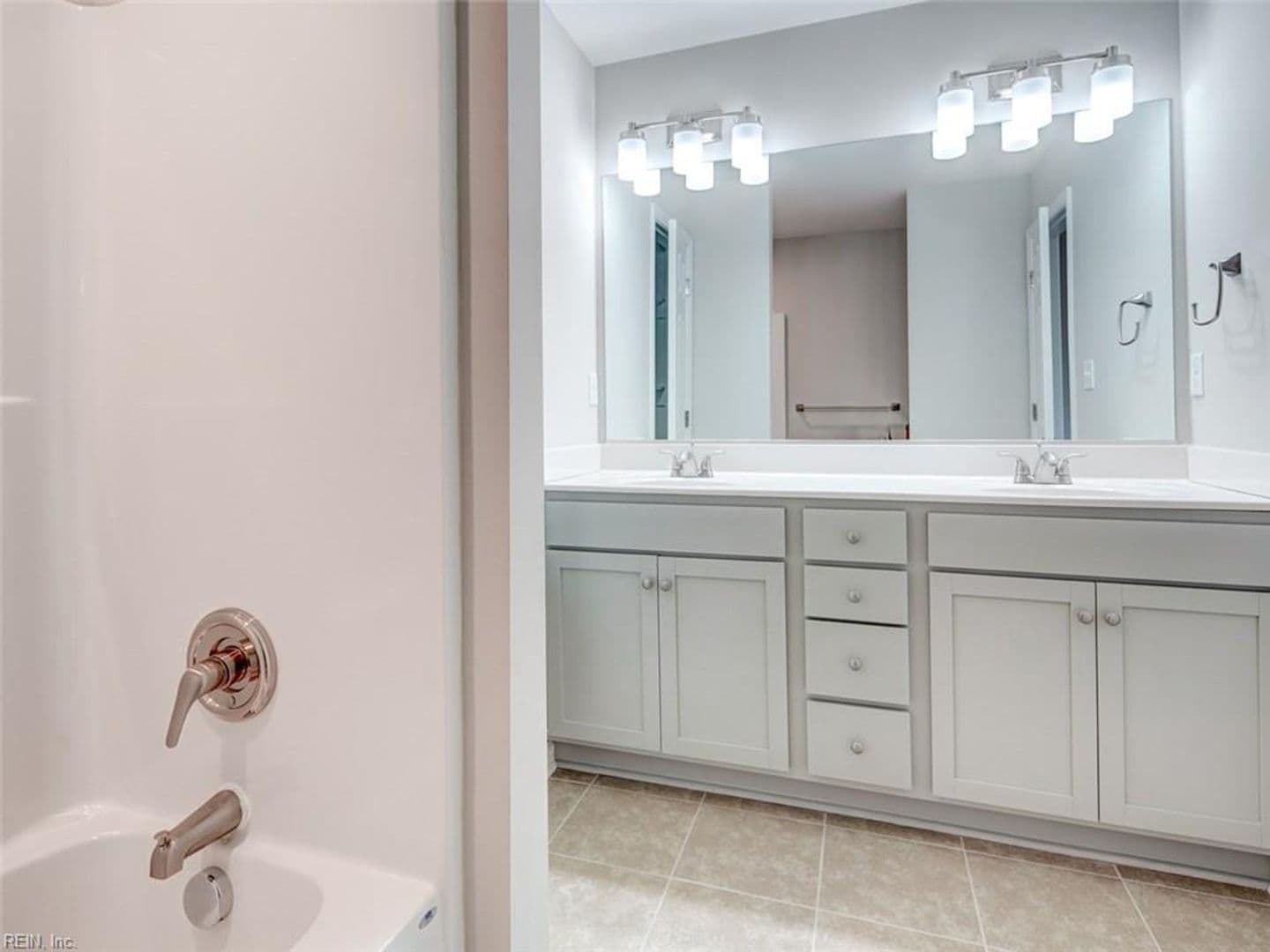 Norfolk House: 8218 Tidewater Drive