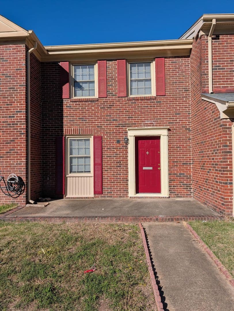 Newport News Townhome: 321 Advocate Court, Unit B