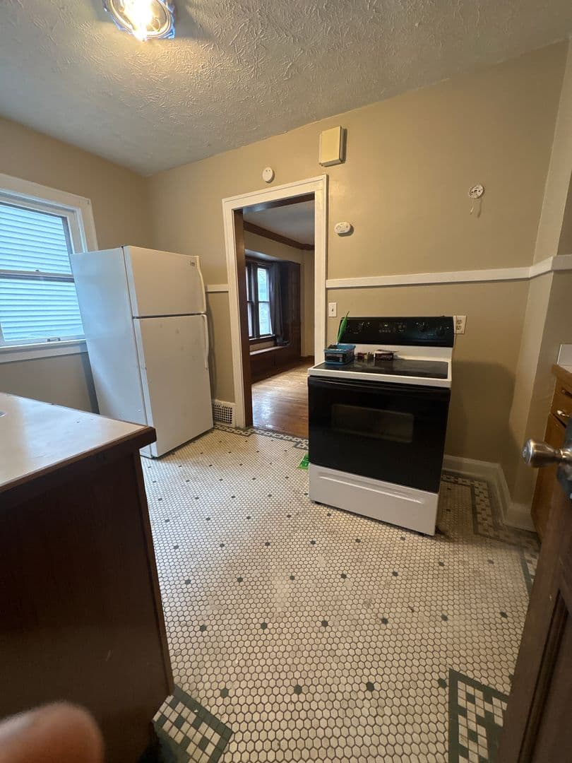 Cleveland Heights Apartment: 2179 Edgewood Dr. Up/Down