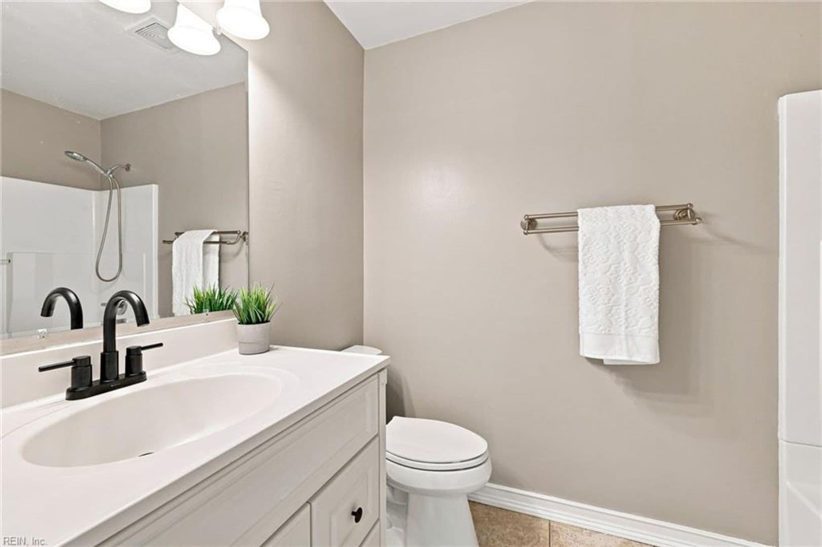 Virginia Beach House: 401 Moorland Drive