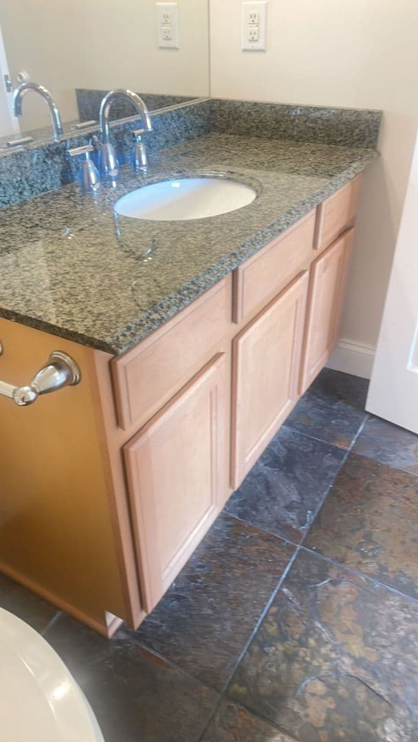Lexington Apartment: 650 N. Lee Highway