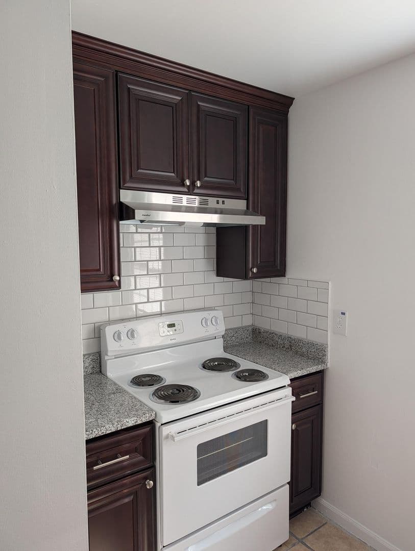 Newport News Townhome: 321 Advocate Court, Unit B