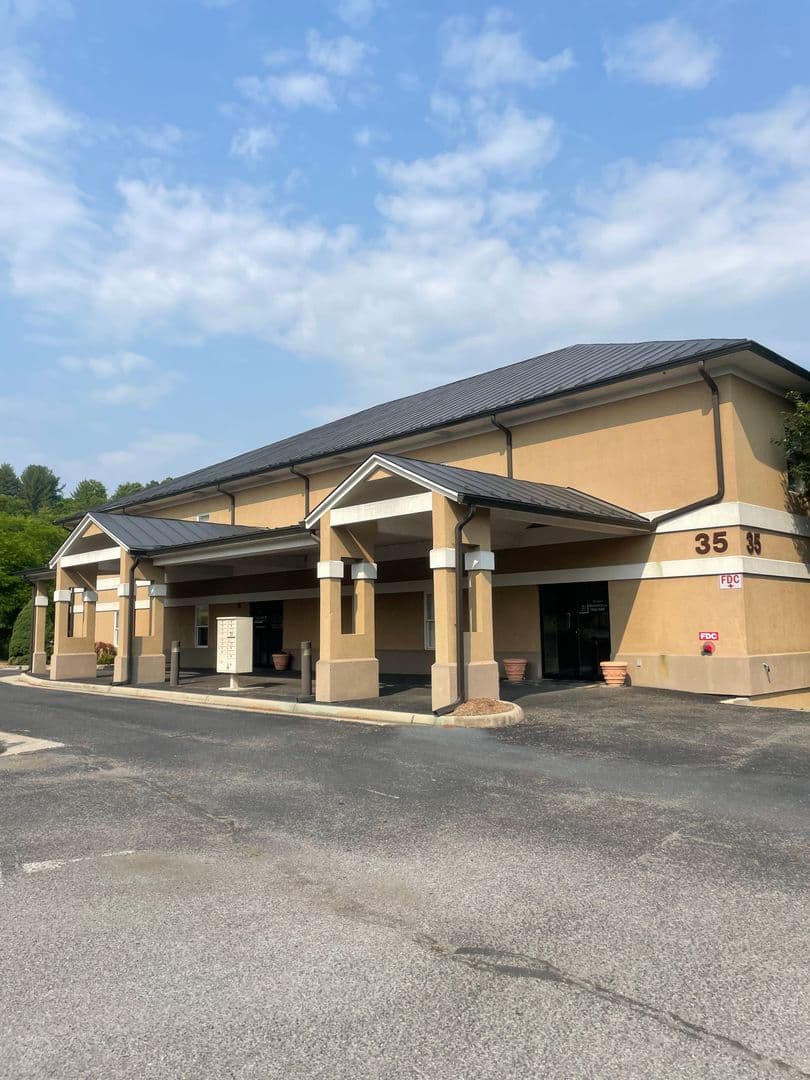 Lexington Apartment: 650 N. Lee Highway