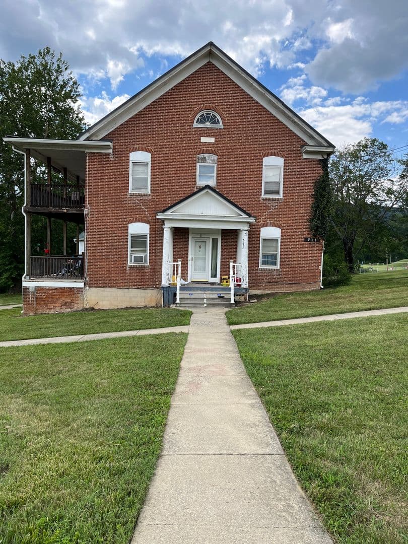 Daleville Apartment: 211 College Drive