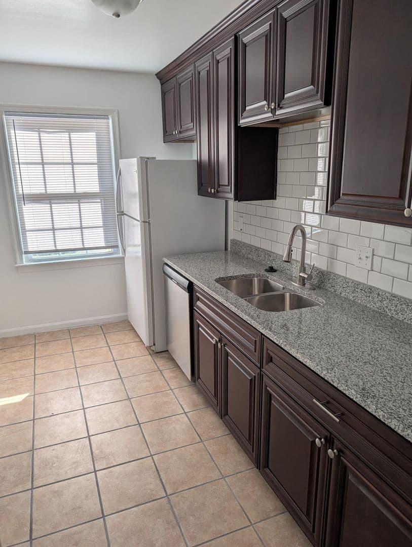 Newport News Townhome: 321 Advocate Court, Unit B