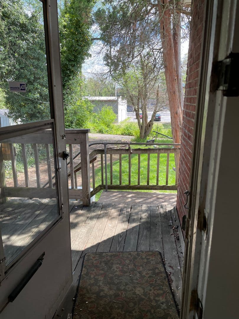 Roanoke Apartment: 2324 Orange Avenue NW