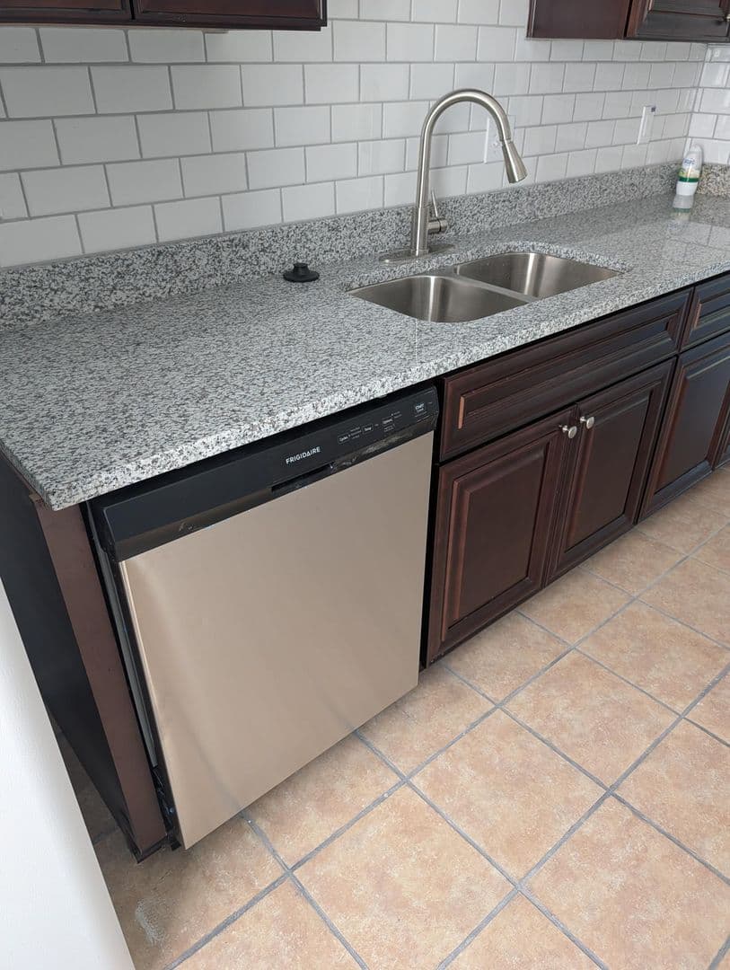 Newport News Townhome: 321 Advocate Court, Unit B
