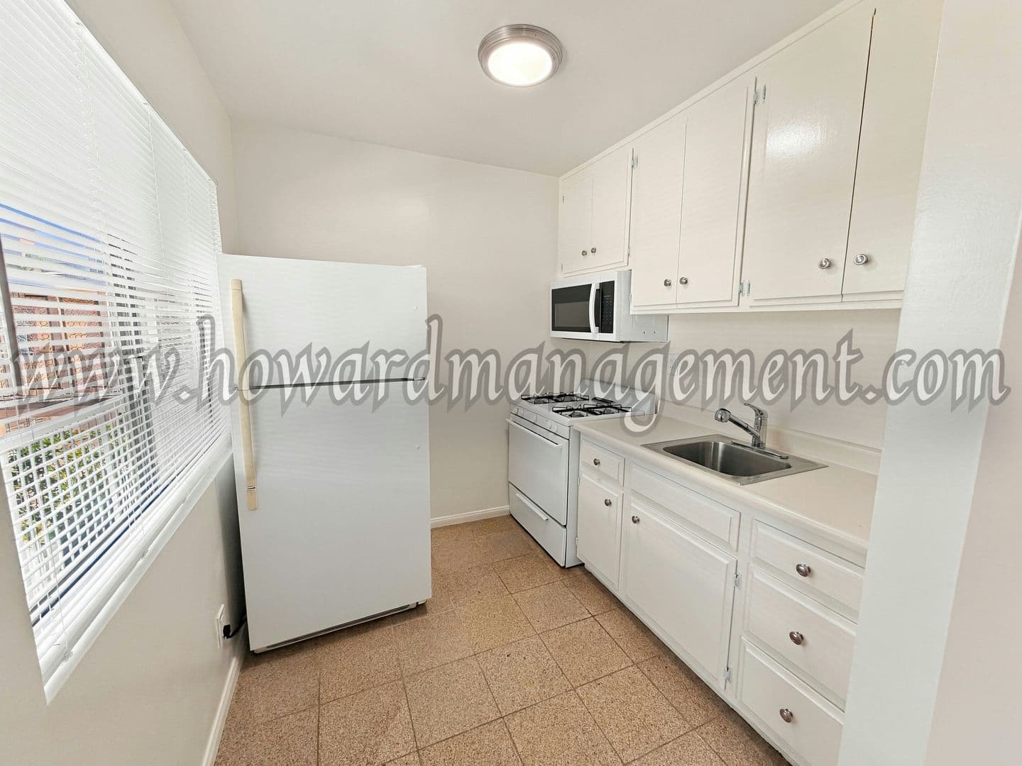 Los Angeles Apartment: 1560 Saltair Ave