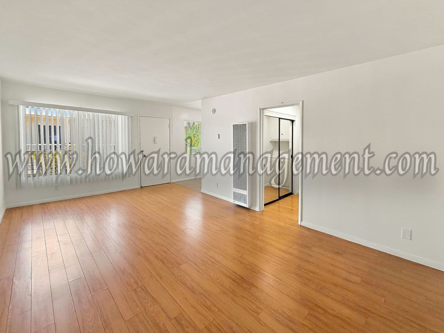 Los Angeles Apartment: 1560 Saltair Ave
