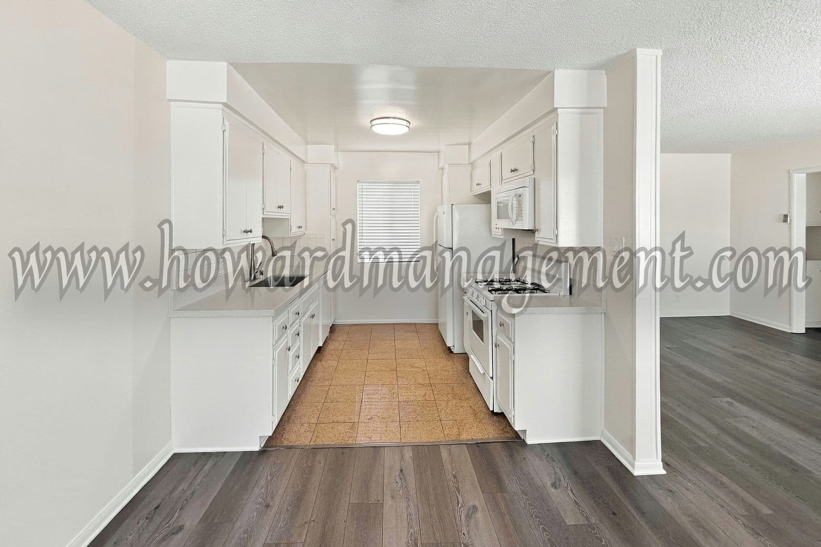 Los Angeles Apartment: 1560 Saltair Ave