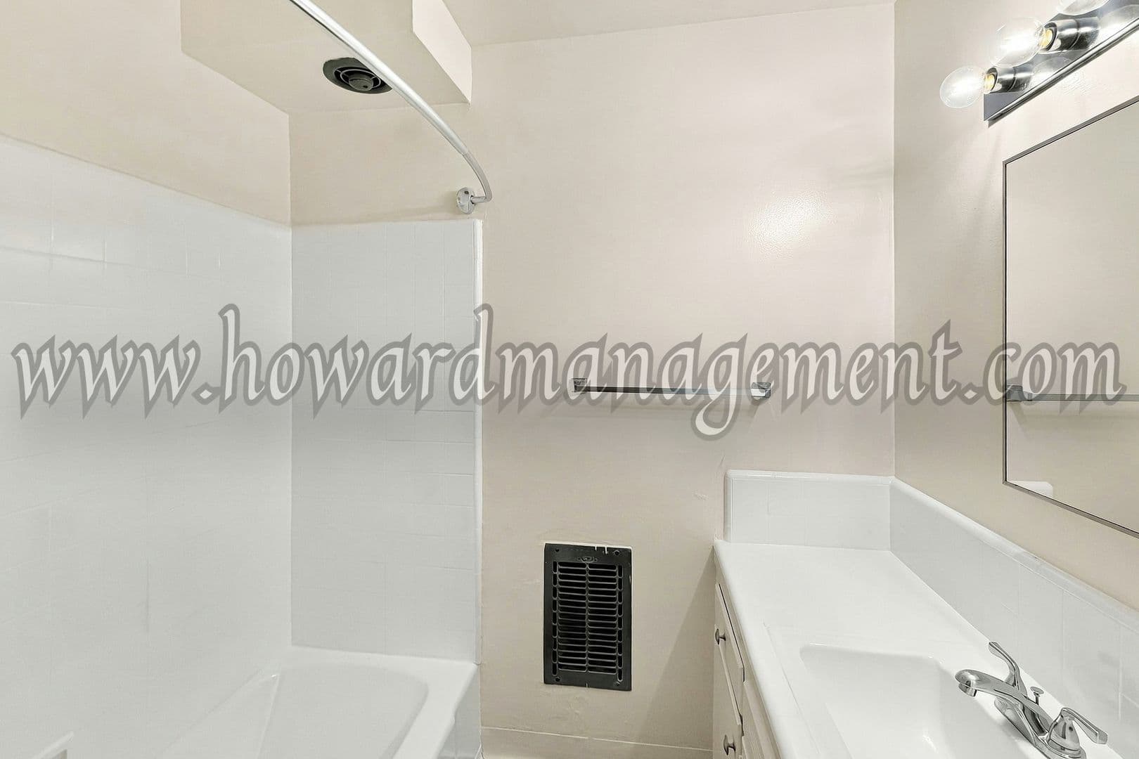 Los Angeles Apartment: 1427 S Crest Dr