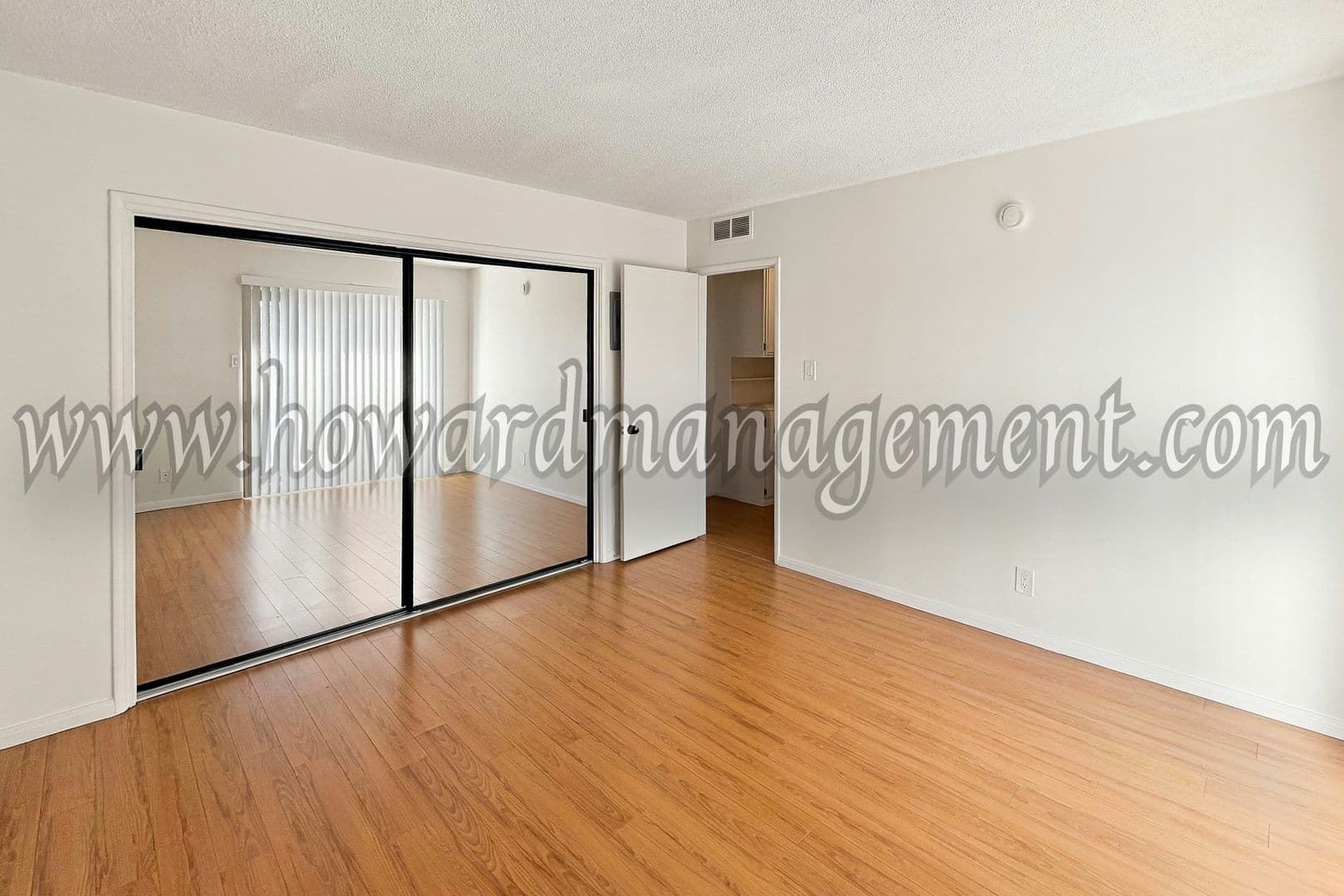 Los Angeles Apartment: 1560 Saltair Ave