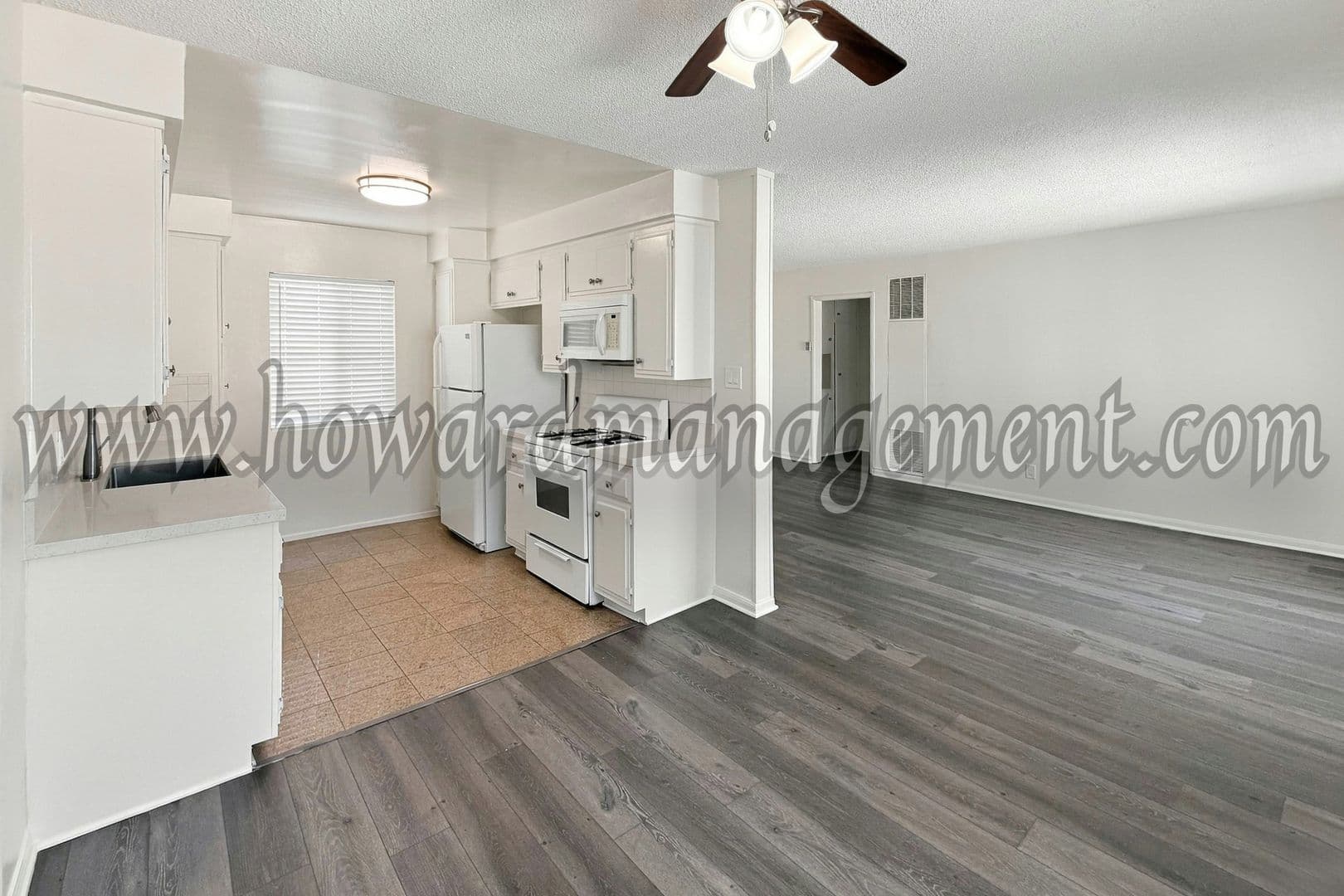 Los Angeles Apartment: 1560 Saltair Ave